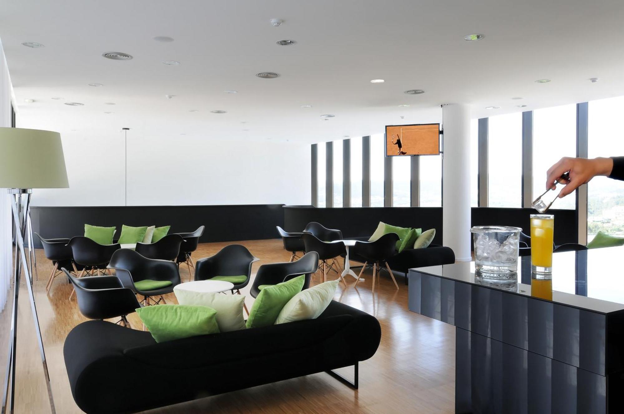 Open Village Sports Hotel&Spa Club Guimarães Exteriör bild
