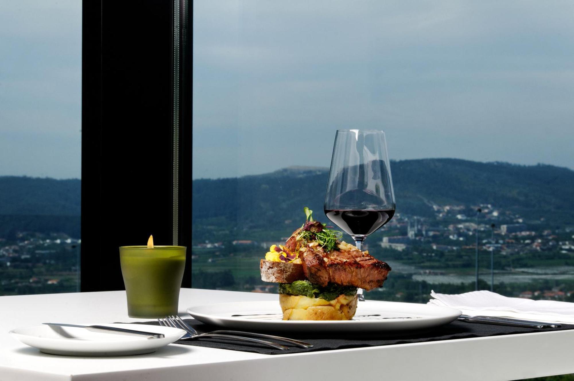 Open Village Sports Hotel&Spa Club Guimarães Exteriör bild