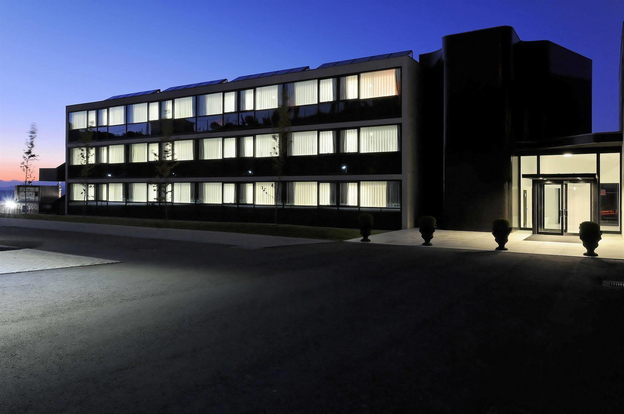 Open Village Sports Hotel&Spa Club Guimarães Exteriör bild