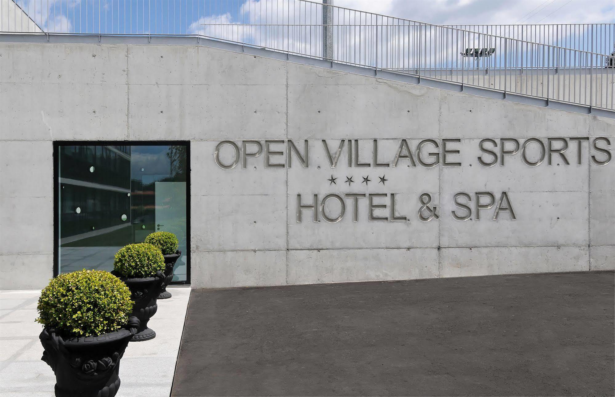 Open Village Sports Hotel&Spa Club Guimarães Exteriör bild