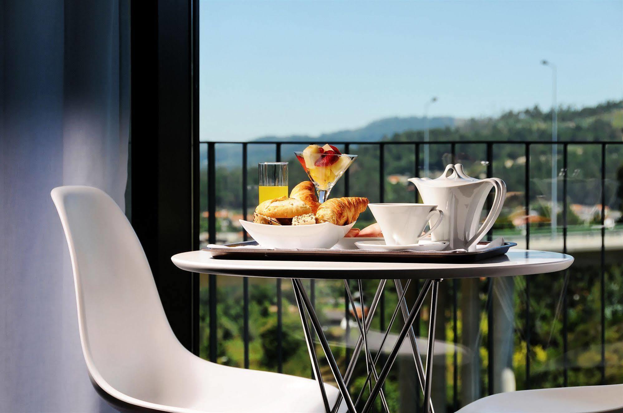 Open Village Sports Hotel&Spa Club Guimarães Exteriör bild